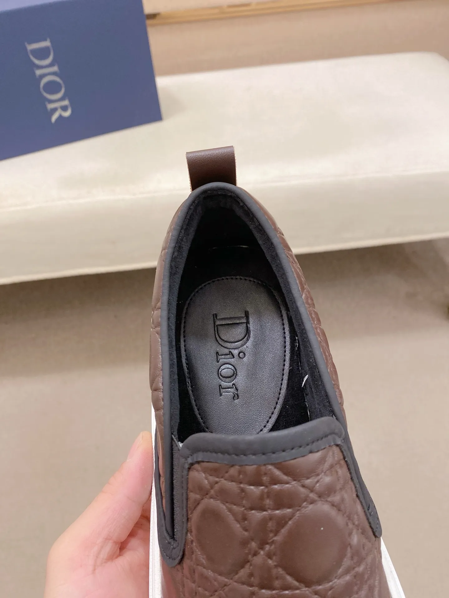 Factory price: 380💰 (leather lining * velvet lining optional) [Dior·Dio*] new casual sports style men's shoes, brand new design, perfect workmanship, slip-on lazy style to create cabinet quality, upper: imported first-layer cowhide, sheepskin lining is soft and comfortable, ultra-light rubber wear-resistant outsole, simple, versatile men's shoes, size: 39-44. Can be customized.45.46.47